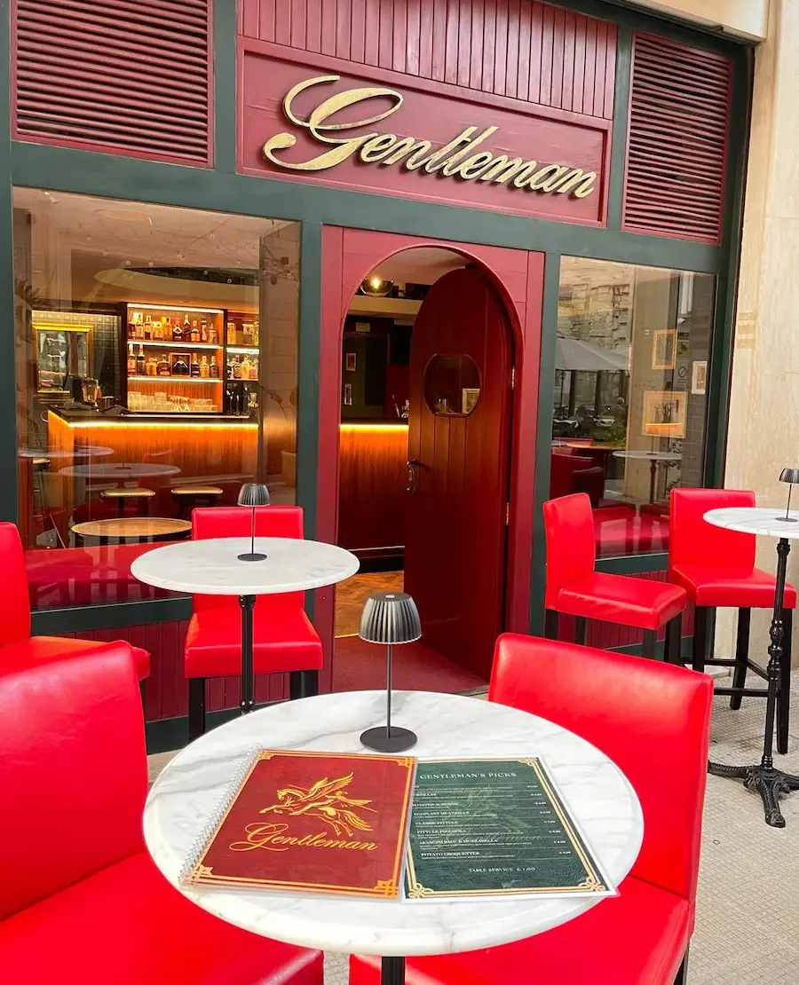 Il Gentleman, cocktail bar in stile speakeasy a Lecce, illuminato di sera